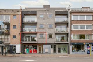 Situé sur la Bredabaan, en plein centre, cet appartement se trouve au premier étage d’un immeuble construit par Vleugels en 2016.<br /><br />Hall d’entrée avec accès direct à la pièce de vie et à la cuisine ouverte entièrement équipée de tous les appareils, ainsi qu’à un débarras pratique.<br /><br />Hall de nuit avec local technique/buanderie, deux chambres donnant toutes deux sur une grande terrasse orientée plein sud, toilettes séparées et vaste salle de bains équipée d’un lavabo, d’une baignoire et d’une douche à l’italienne.<br /><br />Atouts supplémentaires :<br />- chauffage par le sol sur sol en pierre imitation parquet<br />- climatisation dans le séjour et la chambre<br />- vaste terrasse d’environ 32 m²<br />- grand box de garage double avec porte automatique et accès pratique via Vagevuurvelden<br />- débarras séparé<br />- faibles charges<br />- bon PEB<br /><br />Immeuble au centre de Brasschaat, avec tous les commerces, etc. à proximité immédiate.
