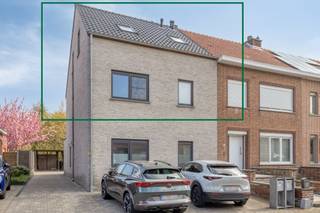 <p>Ontdek deze lichtrijke duplex (120 m²) uit 2014, gelegen in een rustige residentiële buurt met alle faciliteiten binnen handbereik.</p><p>Op de eerste verdieping vindt u een inkomhal, een ruime open leefruimte met volledig uitgeruste keuken en toegang tot een zonnig terras. Daarnaast is er een eerste slaapkamer met bijhorende badkamer.</p><p>De tweede verdieping biedt twee ruime slaapkamers en een tweede high-end badkamer, evenals een apart toilet. Extra bergruimte is voorzien in de berging. Parkeren kan eenvoudig via de staanplaats vooraan of de carport achteraan.</p><p>Met een gunstig EPC B en conforme elektriciteit is dit een energiezuinige en zorgeloze woonst. Het gelijkvloers appartement in hetzelfde gebouw wordt eveneens te koop aangeboden.</p><p> </p>