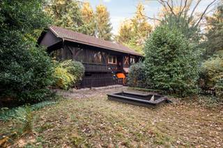 Charmante woonst op een buitengewone rustige locatie in een bosrijke omgeving op een perceel van 5.116m²! De pittoreske maar of te frissen...