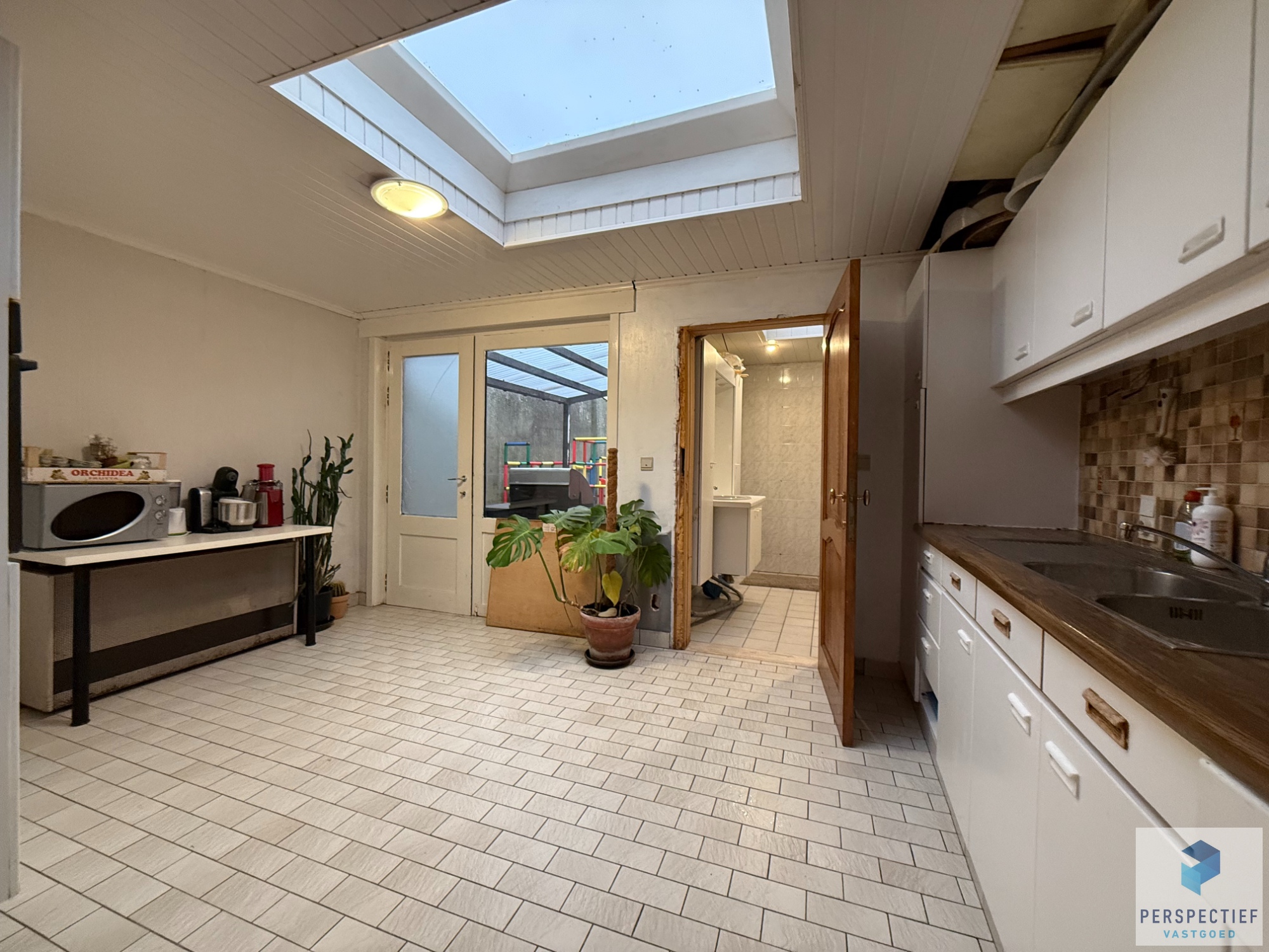 Gezinswoning met 3 slaapkamers, diepe tuin en enorm veel potentieel. - foto 3