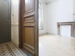Aan de Florastraat in Borgerhout bevindt zich dit huis te koop, met een totale bewoonbare oppervlakte van ca. 223 m². Het huis is thans ingedeeld als 3 appartementen, waarvan 2 appartementen verhuurd zijn. In de nabije omgeving bevinden zich het Krugerplein, Rivierenhof en belangrijke invalswegen waardoor de bereikbaarheid gegarandeerd is. Winkels, horeca en cultuur liggen eveneens op wandelafstand.Indeling:Kelder van ca. 40 m².Gelijkvloers:- leefruimte - keuken - badkamer- koerEerste verdieping:- leefruimte - slaapkamer- keuken - badkamer Tweede verdieping:- leefruimte - slaapkamer- keuken - badkamer Derde verdieping:- twee slaapkamersMomenteel zijn twee appartementen verhuurd, de gelijkvloerse verdieping is niet verhuurd.Deze AI-visualisaties zijn bedoeld als inspiratie. Er werd geen rekening gehouden met technische specificaties, stedenbouwkundige voorschriften of de concrete mogelijkheden tot realisatie.Bent u geïnteresseerd in een woning, opbrengsteigendom of handelsruimte te koop in Antwerpen? Aarzel dan niet om ons te contacteren. Had u graag uw eigen eigendom te koop aangeboden bel ons dan voor een vrijblijvende schatting op 03/206.76.76 of mail naar antwerpen@dewaele.com. Dit pand is onderworpen aan de renovatieverplichting van de Vlaamse overheid voor residentiële gebouwen (behoudens bij sloop binnen 5 jaar na de aankoop). Consulteer voor meer informatie de website van het Vlaams Energie- en Klimaatagentschap via https://www.vlaanderen.be/een-woning-kopen/renovatieverplichting-voor-residentiele-gebouwenBestuursmaatregelen in het maatregelenregister: nee
