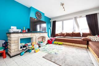 ANDERLECHT – Gelegen in een rustige straat, vlak bij Prince de Liège en alle voorzieningen, ontdekt u dit ruime appartement met ongeveer 105 m² bewoonbare oppervlakte, gelegen in een kleine mede-eigendom met lage gemeenschappelijke kosten.
Het appartement onderscheidt zich door zijn ruime indeling en talrijke mogelijkheden. De woonkamer van ±30 m² met volledig uitgeruste keuken vormt een gezellige en lichtrijke leefruimte, ideaal voor het dagelijkse leven. Momenteel is het appartement ingericht met twee ruime slaapkamers van ongeveer 25 m² en 14,5 m², waarvan één met dressing. Het kan echter eenvoudig worden teruggebracht naar de oorspronkelijke indeling met drie slaapkamers, afhankelijk van de behoeften van de toekomstige bewoners. Verder beschikt het appartement over een badkamer, een apart toilet en tal van bergruimtes. Een kelder en een zolder zorgen bovendien voor extra comfort en praktische opslagruimte.
Het pand is momenteel verhuurd voor € 1.128 + € 183 lasten, wat het ook interessant maakt als investering.
Individuele centrale verwarming.
Een appartement in goede algemene staat, met ruime volumes en talrijke indelingsmogelijkheden, gelegen in een gegeerde residentiële wijk.
EPC: G (134 kg CO₂/m²/jaar).
Alle vermelde oppervlaktes zijn louter indicatief.