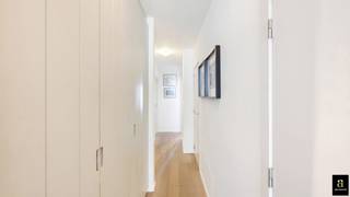 <p>Dit centraal gelegen appartement bevindt zich op de Lippenslaan, tussen het station, het Zegemeer en het strand. Alle winkels en ontspanningsmogelijkheden liggen op wandelafstand.<br /><br />Indeling: inkomhal met vestiairekast, lichtrijke woonkamer met schuifraam naar een terras aan de straatzijde, open ingerichte keuken met alle toestellen, berging met aansluiting voor wasmachine en droogkast, gastentoilet, 2 ruime slaapkamers – telkens geschikt voor een dubbel bed – die via deurramen uitgeven op een westgericht achterterras. Elke slaapkamer beschikt over een eigen badkamer (bad of douche). In het gebouw is een ruime kelder aanwezig bij elk appartement.<br /><br />Optioneel kan een goed gelegen garagebox vlak om de hoek worden aangekocht.</p>