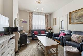 UITERST RUIME WONING MET 3 SLAAPKAMERS, 2 WOONKAMERS, 2 KEUKENS EN ZONNIGE TUIN<br /><br />OPEN HUIS OP 17/10 OP AFSPRAAK VAN 10U TOT 12U!<br /><br />Op zoek naar ruimte, mogelijkheden en een woning die u volledig naar eigen wensen kunt benutten? Deze ruime woning heeft heel wat troeven en biedt dankzij de veelzijdige indeling tal van mogelijkheden.<br /><br />Bij het binnenkomen wordt u verwelkomd in een mooie karaktervolle en ruime inkomhal die meteen een aangenaam gevoel van ruimte geeft. De woning beschikt over maar liefst twee grote woonkamers en twee keukens, wat zorgt voor een bijzonder flexibele indeling. Ook zijn er twee badkamers en twee toiletten aanwezig. Verder zijn er 3 slaapkamers en een aparte hobbykamer, ideaal als bureau, speelkamer, hobbyruimte of extra kamer naargelang uw behoeften.<br /><br />Ook praktisch heeft deze woning heel wat te bieden. Er is een kelder, een carport en achteraan is er een achteruitgang met extra bergruimte, bijzonder handig voor fietsen, tuinmateriaal en andere spullen.<br /><br />Buiten geniet u van een aangename tuin met zowel een overdekt terras als een zonneterras. Zo kunt u op elk moment van de dag een gezellig plekje in de buitenlucht vinden. De veelzijdige indeling maakt deze woning bijzonder interessant voor wie ruimte en flexibiliteit zoekt. Denk bijvoorbeeld aan een groot gezin, een combinatie van wonen en werken, hobbyruimte of een woonconcept waarbij verschillende generaties samen kunnen wonen.<br /><br />