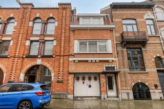 Deze charmante stadswoning aan de Dr. Jacobsstraat 70 in Anderlecht combineert op harmonieuze wijze ruimte, comfort en een bijzonder aangename ligging vlak bij het Astridpark. Bij het betreden van de woning komt u binnen via de inkomhal, die u meteen toegang biedt tot zowel de inpandige garage als de kelder, een zeldzame en zeer waardevolle troef in een stedelijke context. Achteraan de woning ontvouwt zich de ruime en gezellige leefruimte, waar meerdere lichtkoepels zorgen voor een overvloed aan natuurlijk daglicht en een warme, uitnodigende sfeer. Deze leefruimte sluit naadloos aan op de open keuken en wordt verder aangevuld met een praktische berging, wat het dagelijks comfort aanzienlijk verhoogt. Op de eerste verdieping bevinden zich twee volwaardige en ruime slaapkamers, samen met een ruime badkamer. De dakverdieping biedt nog eens twee bijkomende slaapkamers, waarvan één met een charmante mezzanine die extra karakter en speelsheid toevoegt, evenals een tweede badkamer die deze verdieping volledig ondersteunt. In totaal beschikt de woning over vier slaapkamers, twee badkamers, een inpandige garage en een bijzonder aangename leefruimte, waardoor ze perfect is afgestemd op het comfort van een gezin. De ligging nabij het park, gecombineerd met een vlotte bereikbaarheid van winkels, scholen, openbaar vervoer en belangrijke invalswegen, maakt dit geheel des te aantrekkelijker. Kortom, een karaktervolle en verrassend ruime stadswoning met garage op een gegeerde locatie in Anderlecht.
Meer info of een bezoek: Michael@immoaccenta.be