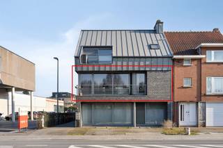 <p><span>AANGENAAM, RUIM EN RECENT APPARTEMENT 105 M² MET 2 SLAAPKAMERS, ZUID-OOSTELIJK GEORIËNTEERD TERRAS.<br />Gelegen op de 1ste verdieping van een kleinschalige residentie met hedendaagse architectuur.</span></p><p><span>Het centrum van Bornem bevindt zich op een steenworp met winkels, scholen, CC en sportmogelijkheden op wandelafstand.</span></p><p><span> </span></p><p><span>Living met eetplaats, volledig ingerichte open keuken (totale opp.: 49m²) en aangenaam salon / leuk, zuid-oostelijk georiënteerd terras (6,3 x 2,1m) langs achtergevel / balkon langs voorgevel / nachthal / wc met handwas / 2 slaapkamers (13,5 m²; 11 m²) / badkamer met dubbele wastafel en ligbad met douchemogelijkheid.<br />Mogelijkheid tot aankoop garagebox aan € 26.000,00.</span></p><p><span> </span></p><p><span> </span></p>