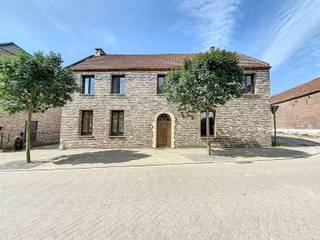 Ruimte, comfort én mogelijkheden – dit veelzijdige pand heeft het allemaal na wat opfriswerken!<br />Bent u op zoek naar een woning die perfect is voor zowel gezinsleven als ondernemerschap? Dan is dit pand precies wat u zoekt.<br />Op het gelijkvloers geniet u van een woon- en eetkamer, dé plek voor gezellige familiemomenten. <br />Aan de achterzijde bevindt zich een extra zithoek.<br />Verder vindt u hier een gastentoilet en een aparte kantoorruimte, perfect voor thuiswerk of het runnen van een eigen zaak.<br />Extra troef: Aangrenzend aan de woning bevindt zich een ruime hangar/opslagplaats met talloze mogelijkheden – van hobbyruimte tot werkplaats of extra stockageruimte.<br />Op de eerste verdieping wachten vier slaapkamers en een ruime nachthal die vlot toegang geeft tot alle kamers. <br />De badkamer biedt al het nodige comfort.<br />Buitenleven? Zeker!<br />Het terras langs de woning is ideaal voor zomerse diners of een aperitief in de avondzon. <br />De onderhoudsvriendelijke tuin is perfect voor spelende kinderen of huisdieren.<br />Dankzij de slimme indeling, de aanwezigheid van een kantoorruimte én de ruime hangar is dit pand geschikt voor wie wonen en werken wil combineren.<br />Kortom: een unieke kans om van dit pand uw nieuwe thuis én werkplek te maken!<br />Interesse?