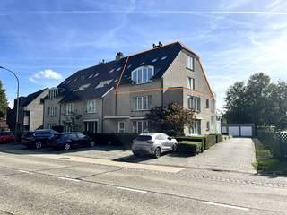 Dit hedendaags appartement is gelegen op de tweede verdieping van een kleinschalig, verzorgd en rustig gebouw. Via de inkomdeur betreedt u de lichtrijke woon- en eetkamer van maar liefst 38m². Aansluitend bevindt zich de ruime, volledig uitgeruste keuken van 12m², voorzien van een vaatwasser, inductiekookplaat, koelkast, vriezer, oven en talrijke opbergkasten. Naast de keuken is er een praktische berging met aansluiting voor de wasmachine. Verder beschikt het appartement over een apart gastentoilet met handenwasser. Via de vaste trap bereikt u de bovenverdieping. Hier bevinden zich een ruime slaapkamer van 25m² en een tweede kamer die naar wens kan worden ingericht als slaapkamer, bureau, berging of hobbyruimte 6m². Daarnaast is er een verzorgde badkamer, uitgerust met een lavabo, een ligbad en een toilet. Vanuit de woonkamer kan u het achtergelegen terras (24m²), voorzien van zonneluifel, bereiken. Hier kan u genieten van de rust. Er is voldoende parkeergelegenheid aanwezig. Voor het gebouw bevinden zich meerdere parkeerplaatsen die uitsluitend voor de bewoners zijn voorbehouden. Op een boogscheut van het openbaar vervoer, winkels, scholen, bakker...