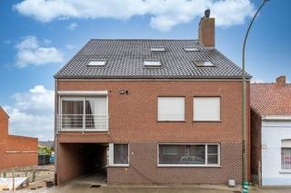 <strong>Triplex appartement met 3 slaapkamers en een garagebox te huur in Tessenderlo centrum</strong><br /><br />In het bruisende centrum van Tessenderlo vinden we dit leuke appartement te huur. De centrale ligging biedt heel wat voordelen: winkels, supermarkten, scholen, horeca en openbaar vervoer bevinden zich op wandelafstand. De op- en afrit van de E313 bevindt zich op slechts enkele minuutjes rijden.<br /><br />Het appartement is gelegen op de eerste verdieping. We betreden het appartement via de inkomhal die uitgeeft op de ruime leefruimte (30m²). Aansluitend aan de leefruimte bevindt zich de keuken voorzien van een kookvuur (inductie) met dampkap, een combi microgolfoven, een koelkast en een vaatwasser. Naast de keuken bevindt zich een berging met aansluitingen voor de wasmachine en droogkast. De woonkamer kijkt uit op een klein terrasje.<br /><br />Op de eerste verdieping van het appartement bevinden zich twee slaapkamers (14m² en 9,4m²) en de badkamer. De badkamer werd ingericht met een inloopdouche, een dubbele lavabo en een toilet. Op de tweede verdieping is er nog een masterbedroom (20,6m²).  <br /><br />Voor het parkeren van de wagen is er een bijhorende garagebox achteraan het gebouw.<br /><br />De maandelijkse huurprijs bedraagt 895 euro per maand en er zijn geen bijkomende gemeenschappelijke kosten. Het appartement is beschikbaar vanaf 1 april 2026.<br /><br />Heeft u interesse? Contacteer ons dan via info@bosmanvastgoed.be voor meer informatie of een bezoek ter plaatse. Wij helpen jullie graag verder!