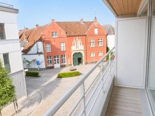 Dit ruime en uitstekend onderhouden appartement, gebouwd in 2004, bevindt zich op de tweede verdieping en biedt een oppervlakte van 119 m² (BVO).<br />Via de inkomhal bereikt u de lichtrijke leefruimte met zitgedeelte. De deels geïntegreerde keuken is volledig uitgerust en sluit aan op een praktische berging met aansluitingen voor een wasmachine en droogkast.<br />Verder beschikt het appartement over twee volwaardige slaapkamers en een ruime badkamer met een douche.<br />Een extra troef zijn de twee terrassen, waaronder een zonnig, zuidgericht terras van 13,6 m² waar u in alle rust kunt genieten.<br />Daarnaast beschikt het appartement over een privatieve kelderberging en een ondergrondse parkeerplaats.<br />Dankzij de rustige en centrale ligging woont u op wandelafstand van de Markt, De Ham en alle dagelijkse voorzieningen. Bovendien geniet u van de groene omgeving van de Vlaamse Ardennen en de Schelde, terwijl u tegelijk alle troeven van de stad binnen handbereik hebt. Interesse of wenst u meer informatie of een plaatsbezoek? Contacteer Vastgoed Lietaer via 055 500 007. Prijs excl. maandelijkse lasten van €50. Enkel een schriftelijk aanvaard bod door de verhuurders resulteert in een verhuur of enige verbintenis.