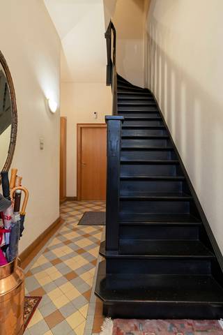 Deze charmante stadswoning aan de Dr. Jacobsstraat 70 in Anderlecht combineert op harmonieuze wijze ruimte, comfort en een bijzonder aangename ligging vlak bij het Astridpark. Bij het betreden van de woning komt u binnen via de inkomhal, die u meteen toegang biedt tot zowel de inpandige garage als de kelder, een zeldzame en zeer waardevolle troef in een stedelijke context. Achteraan de woning ontvouwt zich de ruime en gezellige leefruimte, waar meerdere lichtkoepels zorgen voor een overvloed aan natuurlijk daglicht en een warme, uitnodigende sfeer. Deze leefruimte sluit naadloos aan op de open keuken en wordt verder aangevuld met een praktische berging, wat het dagelijks comfort aanzienlijk verhoogt. Op de eerste verdieping bevinden zich twee volwaardige en ruime slaapkamers, samen met een ruime badkamer. De dakverdieping biedt nog eens twee bijkomende slaapkamers, waarvan één met een charmante mezzanine die extra karakter en speelsheid toevoegt, evenals een tweede badkamer die deze verdieping volledig ondersteunt. In totaal beschikt de woning over vier slaapkamers, twee badkamers, een inpandige garage en een bijzonder aangename leefruimte, waardoor ze perfect is afgestemd op het comfort van een gezin. De ligging nabij het park, gecombineerd met een vlotte bereikbaarheid van winkels, scholen, openbaar vervoer en belangrijke invalswegen, maakt dit geheel des te aantrekkelijker. Kortom, een karaktervolle en verrassend ruime stadswoning met garage op een gegeerde locatie in Anderlecht.
Meer info of een bezoek: Michael@immoaccenta.be