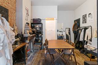Welkom in deze hippe kamer in het kloppend van Antwerpen!<br /><br />Wij verkopen een kamer op de eerste verdieping achteraan (met gemeenschappelijke keuken) gelegen in de Ommeganckstraat. Hier is allesbehalve standaard! Het gebouw bevindt zich recht tegenover de Antwerpse ZOO en is op een paar stappen van het centraal station. Dit maakt deze locatie gewoonweg perfect voor pendelaars, dierenliefhebbers maar ook voor city people. <br /><br />Start je dag met een cappuccino bij je favoriete koffiebar , geniet van een leuk uitstapje of een portie cultuur in 1 van de nabijgelegen musea en sluit je avond af met een gezellig terrasje. Alles ligt op wandel-/fietsafstand dus geen excuses om elke dag binnen te blijven.<br /><br />De kamer zelf is compact maar slim ingericht! Een ruimte die meteen als thuis aanvoelt: eigen badkamer, bakstenen muren, een industriële afwerking maar de juiste sfeer. Ideaal voor jonge professionals, studenten of creatives die midden in de stad willen leven. De keuken is gemeenschappelijk en bevindt zich op de eerste tussenverdieping. <br /><br />Interesse? Plan nu je afspraak in via 03/435.31.33 of info@jamar.immo <br /><br />Troeven: <br />- Geweldige locatie <br />- EPC B<br />- Kleinschalig gebouw = lage gemeenschappelijke kosten<br />- AREI conform<br /><br />Wg, Vg, Gvkr
