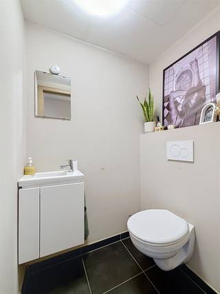 <h1><span>Modern appartement in centrum Ieper </span></h1><h1><span> </span></h1><h1><span>Het appartement bevindt zich op de 3e verdieping en is ingedeeld als volgt: </span></h1><h1><span>inkom/nachthal, apart toilet, 2 slaapkamers, badkamer met inloopdouche, lavabomeubel en aansluiting voor wasmachine.</span></h1><h1><span>Lichtrijke leefruimte met open, ingerichte keuken, aparte berging en zonnig terras. </span></h1><h1><span> </span></h1><h1><span>Achteraan het gebouw is een private garagebox, een gemeenschappelijke fietsenberging en een aparte vuilnisberging.</span></h1><h1><span> </span></h1><h1><span>Syndickosten reeds inbegrepen in de huurpijs! </span></h1><h1><span> </span></h1><h1><span>Wenst u een bezoek in te plannen? Maak dan hier uw huurdersprofiel aan voor dit pand: </span></h1><h1><span><span>https://clee.be/nl/app/kandidaat-stellen/0476526158/0c389031-dc9a-f111-9b33-6045bd9f46dd</span></span></h1><h1><span> </span></h1>