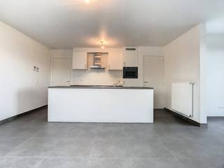 In de Rodestraat 22 te Veurne vinden we dit modern appartement (77m²) met 2 ruime slaapkamers en terras (5m²). Het appartement is volledig...