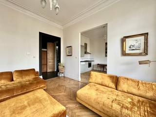 Dit prachtige 2-slaapkamerappartement is uitstekend gelegen in het hart van Antwerp, op wandelafstand van het Antwerp-Central Station en tal van winkels, restaurants en openbaar vervoer.<br /><br />Het appartement beschikt over een ruime inkomhal die toegang geeft tot een gezellige, grote en lichtrijke leefruimte. Aansluitend bevindt zich de volledig geïnstalleerde keuken.<br /><br />Verder zijn er twee slaapkamers (+/- 15 m² en +/- 9 m²), waarvan één ruime slaapkamer met aansluitende badkamer. Daarnaast beschikt het appartement over een apart gastentoilet en een praktische berging met aansluiting voor een wasmachine.<br /><br />Als extra troef kan u gebruikmaken van het gemeenschappelijk dakterras op de 6de verdieping, waar u eveneens een fitnessruimte met sauna terugvindt. Van hieruit geniet u van een prachtig panoramisch uitzicht over de stad.<br /><br />Huurprijs €1.250,00/maand + €175,00/ maand gemeenschappelijke kosten.<br />Elektriciteit en gas zijn individueel.<br />Water met individuele tussenmeter, wordt jaarlijks afgerekend. <br /><br />Onmiddellijk beschikbaar.<br /><br />Wij helpen u graag verder en plannen met plezier een bezoek voor u in.<br />Contacteer ons via 03 203 02 02 of via immo@sidimex.be