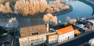 Dit knap en lichtrijk appartement werd opgetrokken in 2011 en heeft de ideale ligging, nabij het centrum maar toch in een oase van groen en rust. De indeling is als volgt: inkomhal met gastentoilet, aparte berging/wasplaats, aangename leefruimte met knappe raampartijen op een mooie keramische tegelvoer, open keuken voorzien van alle toestellen, leuk en overdekt zonneterras grenzend aan de leefruimte met een aangenaam tuintje, tweede (verhoogd) terras geeft uitzicht op de Durme. De nachthal geeft toegang tot de 2 ruime slaapkamers, tijdloze en betegelde badkamer met ligbad, inloopdouche en lavabomeubel. In de kelderverdieping bevindt zich de ondergrondse autostaanplaats en de privatieve kelder. Het appartement is momenteel verhuurd aan 1150 euro/maand. MAAK SPOEDIG UW AFSPRAAK VOOR EEN BEZOEK AAN DIT KNAPPE APPARTEMENT