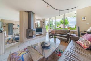 Droom jij van stijlvol wonen in alle rust? <br /><br />De woning (1.003 m²) te Izegem combineert ruimte en een hoogwaardige afwerking met een prachtig uitzicht. Gebouwd in 1987, zorgvuldig gerenoveerd doorheen de jaren en uitgebreid in 2014. De prachtige tuin, die met veel zorg en oog voor detail werd ontworpen, vormt een groene oase waar rust centraal staat.<br /><br />Met een bewoonbare oppervlakte van 186 m² biedt deze instapklare woning een uitzonderlijk wooncomfort voor eigenaars die op zoek zijn naar kwaliteit en elegantie.<br /><br />Doorheen de jaren werd de woning voortdurend verfijnd met duurzame materialen en maatwerk.<br /><br />Indeling: <br />Gelijkvloers: <br />- Inkomhal met apart toilet<br />- Ruime leefruimte<br />- Eetkamer<br />- Volledig uitgeruste keuken <br />- Bureauruimte<br />- Badkamer met douche, bad en lavabo<br />- Garage<br />- Kelder<br /><br />1ste verdieping: <br />- 4 slaapkamers<br />- Berging<br /><br />Buiten: <br />- Afgewerkte tuin met vijver (tuinarchitect Olivier Standaert, Burovoorbuitenruimtes)<br />- Tuinhuis met aparte berging hout<br />- Carport<br /><br />Troeven: <br />- 16 zonnepanelen (2008)<br />- Uitbouw + carport (2014)<br />- Kachel (Koen Dewaele, 2016)<br />- Maatkeuken van Deleersnyder, afgewerkt met een Dekton werkblad, spatwand en Siemens-toestellen (2018) door Charlotte Verhelst<br />- Op maat gemaakte ingemaakte kasten en stijlvolle vloerafwerking, ontworpen door Charlotte Verhelst<br />- Ontwerp interieur living (schouw, kasten en brandglas): Pia Manu<br />- Regenwaterput (20.000 liter)<br />- Domotica <br />- Gasketel (eind 2024)<br /><br />Een zeldzame kans voor wie op zoek is naar een huis met klasse.<br /><br />De eigendom wordt aangeboden via de Pre-sale formule. Op 03/10/2026 tussen 10:00 en 12:00 kan u het huis op afspraak komen bezichtigen en een bod uitbrengen. De vermelde prijs is een instelprijs. Voor meer info, gelieve contact op te nemen met de dossierverantwoordelijke.<br /><br />Bestuursmaatregelen in het maatregelenregister: nee