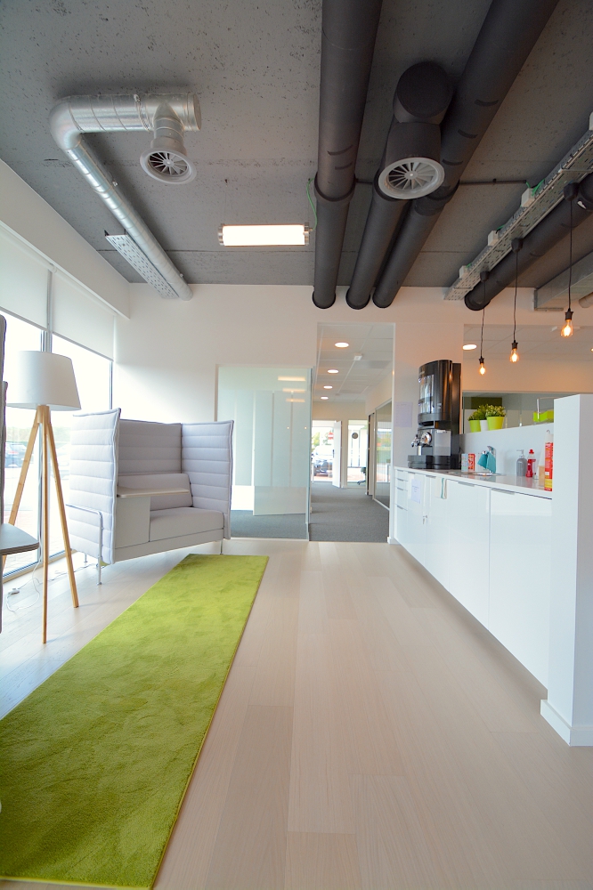 <p><strong>Volledig nieuwe Plug & Play-KANTOORRUIMTEN</strong>, bemeubeld en voorzien van randaccommodatie (vergaderzalen, sanitair, keuken, printers, telefoontoestellen, ...) en service (receptie/telefoonbeantwoording, ...). <strong>ALL-IN PRIJS!</st - foto 5