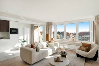 OPENDEUR zaterdag 10/10 van 14u tot 16u.<br /><br />Dit groot (woon)appartement is goed en zonnig gelegen op de Graaf d'Ursellaan te Knokke-Heist.<br />Gelegen net achter de Zeedijk in de onmiddellijke omgeving van winkels, de zee, openbaar vervoer,...<br /><br />Indeling: Grote inkomhall met vestiaire, gastentoilet, ruime lichtrijke leefruimte met open zichten, zuidgericht terras vooraan, volledig ingerichte nieuwe keuken, bergkast met ruimte voor wasmachine en droogkast, twee ruime slaapkamers met inbouwkasten, badkamer met inloopdouche, toilet en lavabo, terras achteraan met bergkast.<br /><br />Privatieve kelderberging en fietsenberging aanwezig.<br /><br />Volledig vernieuwd met oog voor smaak en detail, elektriciteit conform gekeurd, zeer energiezuinig label A met nieuwe energiezuinige verwarmingsketel.<br /><br />Het perfecte tweede verblijf of woonappartement op enkele passen van de zeedijk.<br /><br />Info en bezoek bel Andries De Leyn 0472 53 66 09