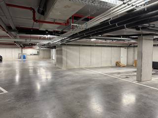 Ondergrondse staanplaats te koop nabij het station en centrum van Waregem. De staanplaats is bereikbaar via de geautomatiseerde poort naar...