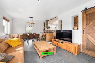 IMMO FRANCOIS MEETJESLAND PRESENTEERT Paterstraat 29!<br /><br />WIJ VERWIJZEN U VOOR ALLE INFO &amp; DOCUMENTEN GRAAG DOOR NAAR ONZE WEBSITE: IMMOFRANCOIS.BE.<br /><br />WENST U EEN GRATIS EN VRIJBLIJVENDE VERKOOPSANALYSE MET WAARDEBEPALING VAN UW EIGENDOM? TOM KOMT GRAAG BIJ U LANGS!<br /><br />Deze charmante halfopen bebouwing in de Paterstraat 29 te Zomergem is gelegen in een rustige en landelijke omgeving, terwijl je toch geniet van een vlotte verbinding richting Gent en Eeklo via de nabijgelegen N9. Bovendien bevinden winkels en andere voorzieningen zich op korte afstand, wat het dagelijkse comfort aanzienlijk verhoogt.<br /><br />De woning werd de voorbije jaren grondig gerenoveerd en biedt de mogelijkheid om de laatste afwerkingen volledig naar eigen smaak te realiseren. Zo werden onder meer het dak, de ramen, de keuken, de badkamer en de verwarmingsinstallatie vernieuwd, wat zorgt voor een solide en hedendaagse basis. Hierdoor hoef je in de nabije toekomst geen grote kosten meer te verwachten.<br /><br />Bij het betreden van de woning kom je terecht in een lichtrijke en gezellige leefruimte die naadloos overgaat in de open keuken. Deze keuken is uitgerust met alle moderne comfort. Aansluitend bevindt zich een praktische berging met aansluitingen voor de wasmachine.<br /><br />Op het gelijkvloers bevindt zich tevens de volledig vernieuwde badkamer, ingericht met een wastafel, toilet en een ruime inloopdouche. De eerste verdieping herbergt een volwaardige slaapkamer en een kinderkamer.<br /><br />Buiten geniet je van een aangename, zonnige tuin met terras. Daarnaast beschikt de woning over een dubbele garage en een ruime oprit, wat zorgt voor voldoende parkeergelegenheid.<br /><br />Ben je op zoek naar een charmante, gerenoveerde woning met een landelijke ligging en tal van mogelijkheden? Aarzel niet en contacteer Tom Verstringe van Immo Francois Meetjesland voor meer informatie of een bezoek ter plaatse!<br /><br />GRAAG ALS EERSTE OP DE HOOGTE VAN ONS AANBOD? <br /><br />1) BEZORG ONS UW ZOEKVOORKEUREN EN WE HOUDEN CONTACT, <br /><br />2) VOLG @IMMOFRANCOISMEETJESLAND VIA INSTAGRAM<br /><br />