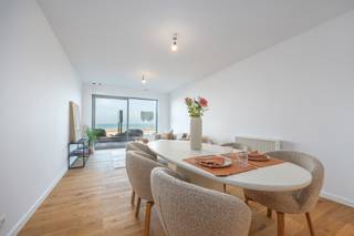 Ontdek dit prachtig instapklaar appartement met frontaal zeezicht, gelegen in een residentie die recent een kwalitatieve totaalrenovatie onderging. De vormgeving van het gebouw werd behouden, terwijl de appartementen volledig nieuw werden ingericht volgens hedendaagse comfortnormen.<br /><br />De lichtrijke leefruimte met open, volledig uitgeruste keuken vormt een aangename leefomgeving met zicht op zee. Verder beschikt het appartement over een praktische berging, een moderne badkamer met inloopdouche en een comfortabele slaapkamer met zeezicht.<br /><br />Als extra troef is er toegang tot het gemeenschappelijk zwembad, wat het vakantiegevoel compleet maakt.<br /><br />Indeling: inkomhal – apart toilet – berging - badkamer met inloopdouche – slaapkamer – leefruimte met open keuken – terras – toegang tot gemeenschappelijk zwembad.<br />Mogelijkheid tot aankoop of huur van een staanplaats bij het gebouw.<br /><br />Troeven<br />- Frontaal zeezicht<br />- Instapklaar en kwalitatief afgewerkt<br />- Gemeenschappelijk zwembad<br />- Gemeenschappelijke fietsenberging<br /><br />Interesse?<br />Contacteer ons via 059 41 10 10 of info@immopadiva.be. Ook bereikbaar op zondag.