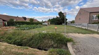 Te koop: bouwgrond van 6,97 are in Hoeleden.<br /><br />Bouwgrond voor open bebouwing, rustig landelijk gelegen met een goede bereikbaarheid naar omliggende dorpen en slechts 15min verwijderd van Tienen.<br />Geschikt voor wie een vrijstaande woning wil bouwen.<br /><br />Geen bouwverplichting.!<br /><br />Interesse? Neem contact op voor meer info.