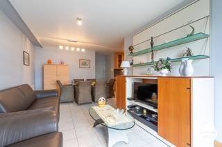 Dit <strong>goed</strong> <strong>onderhouden</strong> appartement bevindt zich in de gegeerde residentie 'Duinenveld 1B' te Nieuwpoort-Bad.<br />Dankzij de <strong>uitstekende</strong> <strong>ligging</strong> is praktisch alles op wandelafstand bereikbaar.<br /><br />De indeling is als volgt:
<ul>
	<li>Inkomhal;</li>
	<li><strong>Gezellige</strong> <strong>leefruimte</strong> met schuifraam naar het terras;</li>
	<li>Open, volledig ingerichte keuken met o.a. vaatwas;</li>
	<li><strong>Ruim</strong> <strong>terras</strong> uitgevend op de Franslaan;</li>
	<li><strong>Volwaardige</strong> <strong>slaapkamer</strong> met dubbel bed en muurkasten;</li>
	<li>Apart toilet;</li>
	<li>Badkamer met wastafel en ligbad.</li>
</ul>
Extra troeven:

<ul>
	<li>Kelderberging <strong>inbegrepen</strong> bij aankoop;</li>
	<li>Topligging;</li>
	<li>Vloerverwarming.</li>
</ul>
<br />Benieuwd? Aarzel niet en contacteer ons snel voor een plaatsbezoek.<br /><br /> 