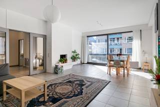 <p>Dit appartement bevindt zich op een absolute toplocatie in Antwerpen (2018), op wandelafstand van de <span><span>Meir</span></span>, het <span><span>Mechelseplein</span></span> en het <span><span>Zuid</span></span>. Je geniet hier van alle voordelen van het stadsleven, terwijl je tegelijk vlot de stad in en uit kan.</p>
<p>Dankzij de tramhalte om de hoek en de vele <span><span>Velo Antwerpen</span></span>-stations in de buurt, verplaats je je moeiteloos doorheen de stad. Voor wie houdt van postcode 2018 is dit zonder twijfel een ideale ligging: nabij het stadscentrum, met parken, winkels en gezellige horeca op wandelafstand.</p>
<p>Het gebouw, opgetrokken in betonstructuur, telt zes verdiepingen. Het appartement bevindt zich op de vijfde verdieping.</p>
<p>De lichtrijke leefruimte met sierhaard bevindt zich aan de voorzijde en geeft toegang tot een aangenaam terras. Aansluitend is er een aparte, volledig geïnstalleerde keuken met ingemaakte kasten.</p>
<p>Verder beschikt het appartement over drie slaapkamers, waarvan één momenteel ingericht is als bureau. De badkamer is uitgerust met een ruime inloopdouche en een dubbele lavabo.</p>
<p>Kortom: een bijzonder aangename woonst op een toplocatie.</p>
<h3><strong><span>Troeven:</span></strong></h3>
<h3><span>-Uitstekende ligging</span></h3>
<h3><span>-Lift conform</span></h3>
<h3><span>-Kelderberging</span></h3>
<h3><span>-Terras</span></h3>
<h3><span>-AREI conform</span></h3>
<h3><span>-EPC B<br /><br />-Vraagprijs = richtprijs</span></h3>
<p>Gemeenschappelijke kosten: €333/maand (incl. water, verwarming en gas)<br /><br />Attesten (EPC, asbest, EK) zijn beschikbaar via onze website: https://jamar.immo/</p>
<p>Wg, Gvv, Gvg, Gmo, Gvkr, Niet gelegen in overstromingsgevoelig gebied, Geen Worg, Geen vermelding in het maatregelenregister</p>