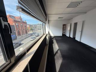 Kantoorruimte van 137 m² met twee parkeerplaatsenOp de eerste verdieping van een strategisch gelegen bedrijfsgebouw aan de Bredastraat 112 bevindt zich deze kantoorruimte van circa 137 m², inclusief twee buitenparkeerplaatsen.Het pand ligt in de wijk Dam, op een boogscheut van Park Spoor Noord en de volop ontwikkelende Slachthuissite. Dankzij de nabijheid van belangrijke invalswegen is de locatie bijzonder goed bereikbaar. De op- en afrit Merksem ligt op minder dan 1,5 kilometer en biedt een directe aansluiting op de E19 Antwerpen–Breda en de Antwerpse Ring.De kantoorruimte is ingedeeld in verschillende afzonderlijke ruimtes, die flexibel kunnen worden ingericht als werkplekken, vergaderruimtes of individuele kantoren. Daarnaast beschikt de verdieping over een kitchenette en twee toiletten.De twee bijbehorende parkeerplaatsen vormen een belangrijke extra troef voor medewerkers of bezoekers.
