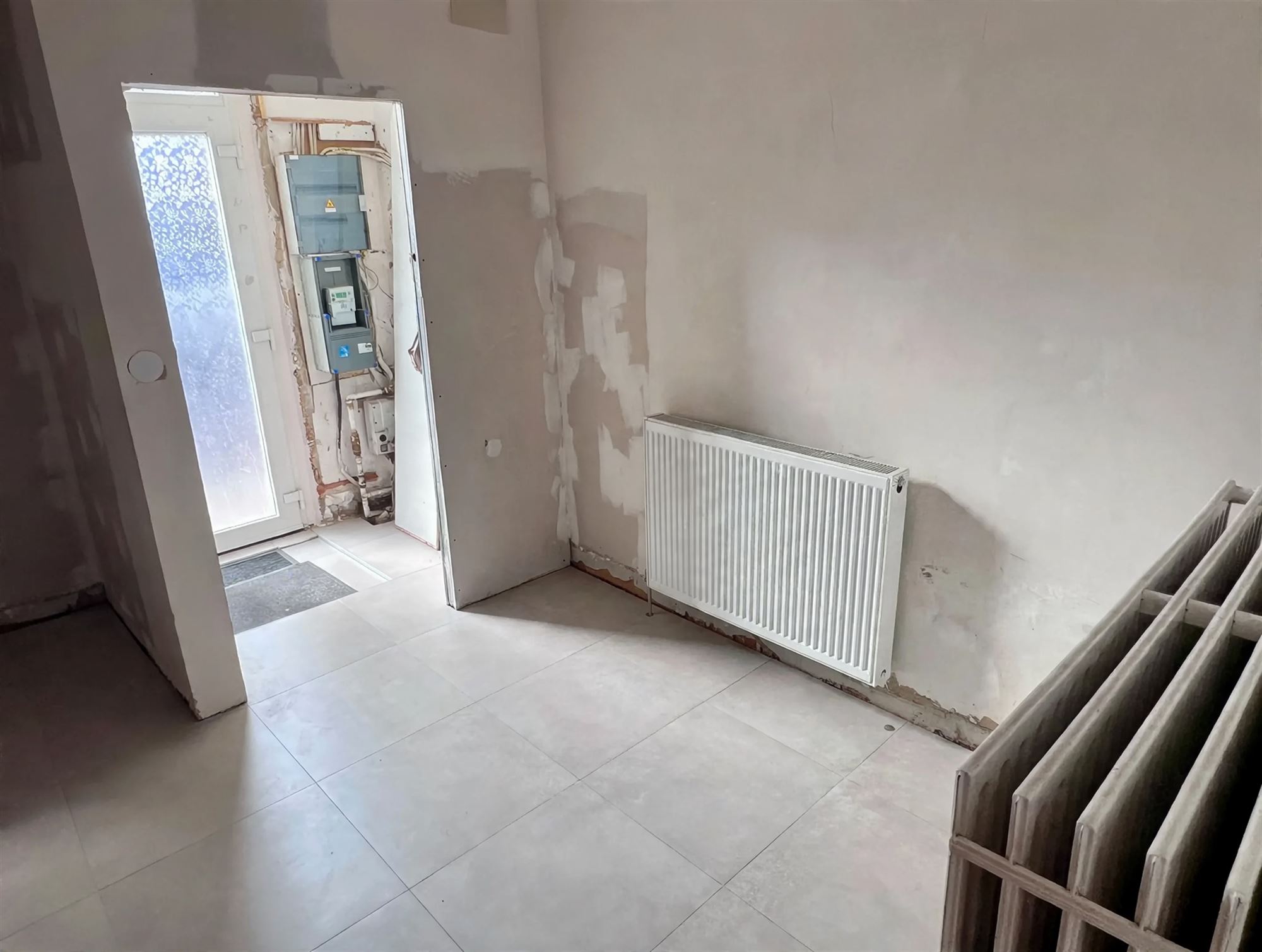 ruime woning met 4 slaapkamers, tuin en achteringang. - foto 5
