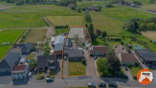 LEBBEKE - Charmante deels gerenoveerde woning met paardenaccommodatie.<br />EERSTE BEZOEKDAG ZATERDAG 13/06 VAN 9U TOT 12U (enkel op afspraak!)<br /><br />Bent u op zoek naar een ruime woning met uitstekende mogelijkheden voor het houden van paarden? Dan is deze eigendom absoluut een bezoek waard. De woning is gelegen op een perceel van 2.365 m², deels gelegen in woongebied met landelijk karakter en deels in agrarisch gebied. Hierdoor geniet u van een rustige, groene omgeving met tal van mogelijkheden voor liefhebbers van het buitenleven.<br /><br />De woning werd deels gerenoveerd in 2023 en verwelkomt u via een ruime inkomhal met gastentoilet. Vanuit de inkomhal komt u terecht in de woonkamer, voorzien van een kachel die zorgt voor extra sfeer en warmte. Aan de achterzijde van de woning bevindt zich de keuken, met onmiddellijke toegang tot het overdekte terras waar u in alle rust kan genieten van het uitzicht op het paardengedeelte.<br /><br />Verder beschikt de woning op het gelijkvloers over drie ruime slaapkamers, een badkamer uitgerust met een dubbele lavabo, douche en toilet, een koele berging en een ruime garage. De woning wordt centraal verwarmd op stookolie.<br /><br />Ook buiten heeft deze eigendom heel wat troeven te bieden. Het terrein is voornamelijk ingericht voor het houden van paarden en beschikt over drie ruime paardenboxen en een aparte shetlanderbox, allen voorzien van elektriciteit. Daarnaast is er voldoende opslagruimte aanwezig, evenals een paddock en een winterpaddock voorzien van zand. Achteraan het perceel bevindt zich bovendien een ruime weide die, in overleg met de eigenaar, bijkomend gehuurd kan worden.<br /><br />Deze eigendom vormt een unieke opportuniteit voor wie landelijk wil wonen en op zoek is naar een praktische en uitgeruste locatie.<br /><br />Interesse in deze unieke eigendom? Contacteer ons op 053/60.65.66. voor meer informatie of een bezoek ter plaatse. <br />De prijs is een niet-bindende richtprijs. Na biedingen beslist de verkoper over verkoop aan het beste bod. Info via ons of reglement.