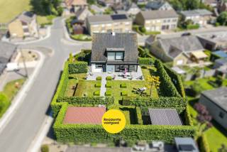 Rustig gelegen alleenstaande woning met prachtige tuin op een perceel van 980 m² in een residentiële woonwijk te Eernegem. Deze ruime gezinswoning beschikt over een bruikbare vloeroppervlakte van 264 m² en combineert comfort, licht en praktische indeling.<br /><br />Op het gelijkvloers vindt u een inkomhal met gastentoilet, een apart bureau ideaal voor thuiswerk of vrij beroep, een lichtrijke leefruimte met parketvloer en zicht op de tuin, alsook een uitgeruste keuken met ontbijthoek. De inpandige garage beschikt over een elektrische sectionale poort, aansluiting voor wasmachine, waterontharder en condenserende Bosch-ketel op aardgas.<br /><br />Op de verdieping bevinden zich 3 volwaardige slaapkamers met ingemaakte kasten en 2 badkamers, waarvan één met inloopdouche en één met ligbad. Er is de mogelijkheid voor een vierde slaapkamer te creëren. Daarnaast is er een ruime geïsoleerde stapelzolder aanwezig.<br /><br />Buiten geniet u van een groot zonneterras, een verzorgde tuin, een extra houten garage met elektrische poort én een praktisch tuinhuis met elektriciteit.<br /><br />Extra troeven:<br /><br />✔ Conforme elektriciteit tot 2046<br />✔ Elektrische screens<br />✔ Rustige en kindvriendelijke ligging<br />✔ Ingemaakte kasten<br />✔ Aparte bureau<br />✔ 2 garages<br /><br /><br />Een ideale woning voor wie op zoek is naar ruimte, comfort en een mooie tuin in een rustige omgeving.