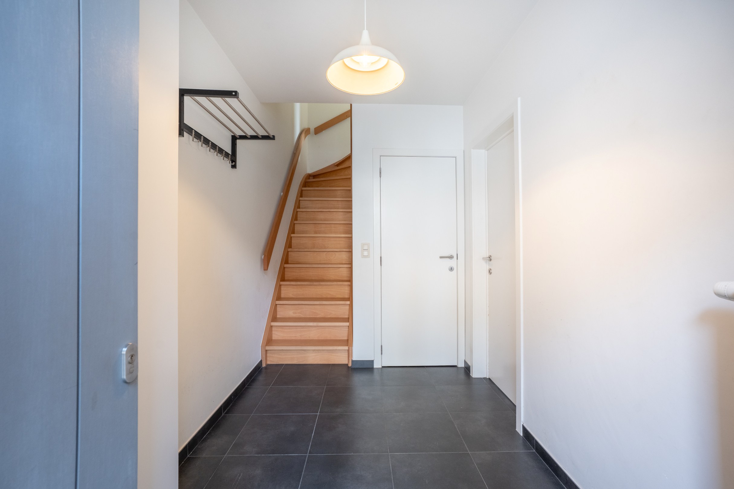 Mooie hoekwoning met 3 slaapkamers en tuin, vlakbij centrum Hulste. - foto 2