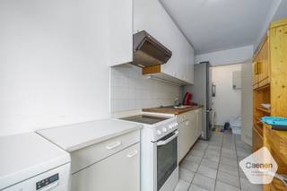 Het appartement beschikt over een oppervlakte van <strong>82 m²</strong> en biedt een aangename, <strong>lichtrijke leefruimte</strong> met <strong>aansluitende keuken.</strong> Verder zijn er <strong>twee comfortabele slaapkamers</strong>, een <strong>badkamer</strong>, een <strong>apart toilet</strong> en <strong>twee praktische bergingen </strong>aanwezig.<br />Achter het gebouw bevindt zich een <strong>privégarage (verkoopprijs: €30.000) met afmeting 2,4mx5m</strong> waar plaats is voor één wagen. Daarnaast is er op het gelijkvloers een <strong>gemeenschappelijke fietsberging</strong> voorzien.<br />Het appartement heeft een <strong>EPC-label C</strong> en is <strong>asbestveilig</strong>, wat zorgt voor een zorgeloze woonervaring.<br /> 