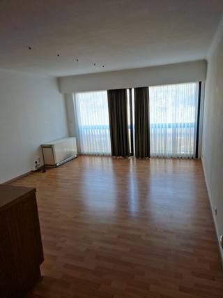 Dit appartement bestaat uit een inkomhall met vestiaire kast, 1 slaapkamer die uitgeeft op het terras aan de achterkant van het gebouw, badkamer met bad, lavabo en toilet. Verder vinden we nog de leefruimte met open keuken. De keuken is voorzien van een koelkast en oven.<br />Het verbruik water en syndicuskosten is inbegrepen in de huurprijs.<br />De huurder dient zelf in te staan voor afsluit van een elektriciteitscontract, welke kosten dus niet inbegrepen zijn in de huurprijs.<br />Appartement is geschikt voor 1 max 2 personen.<br />Interesse? Geef ons een seintje op het nummer 056 25 26 19.