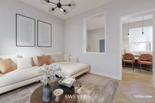 Voor meer info en foto’s, surf naar www.swevers.be – Deze halfopen woning in de Ertsenrijkstraat 131 te Halen is ideaal voor wie op zoek is naar een renovatieproject met solide basis. De woning uit 1950 werd in 2015 deels vernieuwd met een nieuw dak en nieuwe ramen. Met een bewoonbare oppervlakte van 136 m², verdeeld over drie bouwlagen, biedt het pand heel wat potentieel. Op het gelijkvloers vind je een leefruimte, eetkamer, aparte keuken, wasplaats, badkamer, technische ruimte en berging. De eerste verdieping telt twee ruime slaapkamers van 15,58 m² en 16,32 m². Via een vaste trap bereik je de zolder van 42 m² – ideaal als extra kamer of hobbyruimte, mits renovatie. De perceeloppervlakte van 6a 64ca en de westelijke oriëntatie zorgen voor een zonnige tuin, perfect voor ontspanning en buitenleven. Extra comfort wordt geboden door rolluiken, waarvan de meeste elektrisch zijn. De ligging is uitstekend: school op 136 m, bushalte op 5 m, winkels, horeca en snelweg op korte afstand. Deze woning combineert ruimte, rust en bereikbaarheid – een buitenkans voor handige kopers die hun eigen thuis willen creëren. Voor meer informatie, bel 011 255 155. Bron bewoonbare oppervlakte: EPC – verslag.