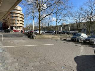 Handelspand van 180m² gelegen in het centrum van Genk, tegenover Shopping1. <br /><br />Geschikt voor vrije beroep, winkel, flexikantoor, ...<br /><br />Indeling : 180m²<br />- ontvangstruimte<br />- bureel<br />- 4 kantoorruimtes<br />- kitchenette met berging<br />- 1 opbergruimte<br />- toilet<br /><br />Uitstekend gelegen met ruime parkeermogelijkheid voor de deur (1u gratis, daarna betalend)<br /><br />Meer info op kantoor