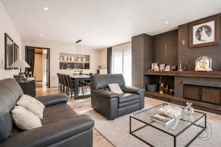 Deze woning is goedgelegen, in de nabijheid van winkels, openbaar vervoer en op fietsafstand van centrum Waregem. Degelijke ruime woonst met tuin...