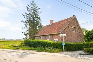 Te koop: bouwgrond met te renoveren woning op een ruim perceel van ca.1.250 m² in Heule.Bent u op zoek naar een eigendom met tal van mogelijkheden? Deze woning op een prachtig perceel van 1.250 m² biedt een uitstekende basis voor wie droomt van een eigen woonproject.Op het perceel bevindt zich momenteel een woning die volledig te renoveren is.De ruime perceeloppervlakte geeft u alle vrijheid om uw eigen visie te realiseren. Dankzij de gunstige ligging in Heule geniet u van een vlotte verbinding naar het centrum van Kortrijk, winkels, scholen en belangrijke invalswegen.Troeven:- Ruim perceel van 1.250 m²- Woning volledig te renoveren of, mits vergunning, te vervangen- Tal van mogelijkheden voor eigen realisatie- Interessant voor particuliere bouwers of investeerders- Gunstige ligging in HeuleEen unieke kans voor wie op zoek is naar ruimte, potentieel en de mogelijkheid om een eigen droomproject te realiseren.Voor meer informatie over de bouwmogelijkheden, stedenbouwkundige voorschriften of vergunningsmogelijkheden, neem gerust contact op via info@immobeguin.be
