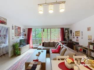<p><strong>SINT-PIETERS-WOLUWE : </strong>Gelegen nabij het Bronnenpark en het openbaar vervoer, zeer mooi en lichtrijk appartement van ±58 m² op de 2e verdieping met lift. Het appartement bestaat uit een inkomhal met ingebouwde kasten, een toilet, een woonkamer van ±29 m² met een terras van ±12 m², een volledig uitgeruste keuken (kookplaat, dampkap, oven, koelkast, diepvriezer en vaatwasser), een slaapkamer van ±9 m² met aangrenzende badkamer en kelder nr. 16. Kosten: voorschot van 150€/maand, inclusief de gemeenschappelijke delen, warm water, koud water, verwarming en conciërgeservice. EPC: D+ Beschikbaar vanaf 01/10/2026.</p>
<p></p>
<p><u>Op de 2e verdieping met lift</u> :</p>
<ul>
<li>Inkomhal met ingebouwde opbergkasten</li>
<li>Toilet</li>
<li>Woonkamer ±29 m²</li>
<li>Terras ±12 m²</li>
<li>Volledig uitgeruste keuken (kookplaat, dampkap, oven, koelkast, diepvriezer en vaatwasser)</li>
<li>Slaapkamer ±9 m² met aangrenzende badkamer</li>
</ul>
<p></p>
<p>Kelder nr. 16</p>