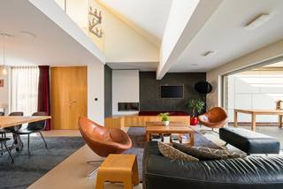 Prachtige moderne woning met praktijkruimten gelegen op een perceel van 1.164 m². Het eigendom omvat op het gelijkvloers een inkomhal met gastentoilet, gezellige leefruimte opgedeeld in eetkamer en salon, een ingerichte keuken, koele berging, masterbedroom met badkamer en dressing, berging, mogelijkheid tot het maken van 3 praktijkruimtes, wachtzaal. Op de verdieping 4 slaapkamers, badkamer, 2 aparte toiletten, grote multifunctionele overloop en technische ruimte. <br />Gezellige tuin met losstaande garage. De garage biedt voldoende plaats voor 2 wagens en berging. Voldoende parkeergelegenheid vooraan de woning.<br /><br />Indeling:<br />Gelijkvloers:<br />Via de inkomhal met gastentoilet heeft u enerzijds toegang tot de leefruimten en anderzijds tot de praktijkruimten (linkerzijde woning). De leefruimte is zeer ruim opgevat: gezellige zitruimte met gashaard en een eetgedeelte. De grote raampartijen bieden een mooie connectie met de gezellige tuin voorzien van ruim overdekt terras achteraan dewelke veel privacy biedt.<br />Aansluitend treft u de volledige ingerichte keuken voorzien van alle comfort. Van hieruit heeft u toegang tot een koele berging. Gelijkvloers is er de masterbedroom met aanpalende badkamer en dressingruimte. Langs de keuken is er een berging met toegang tot de tuin achteraan. <br />Verder bevinden zich op het gelijkvloers 2 praktijkruimten en wachtzaal. Het is voorzien dat de achterste grote praktijkruimte opgesplitst kan worden, zodat er 3 praktijkruimtes zijn. <br />Losstaande dubbele garage met sectionaal poorten.<br />Verdieping:<br />Op de verdieping is er een ruime overloop die momenteel is ingericht als multifunctionele televisieruimte. Verder zijn er 4 ruime slaapkamers, 2 toiletten en badkamer met wastafel en douche. Een van de slaapkamers is momenteel ingericht als fitness, hier is ook de technische ruimte terug te vinden. <br /><br />Bijzonderheden:<br />-Zonnepanelen<br />-Rolluiken en zonnewering bij terras<br />-Airconditioning<br />-Automatisch beregeningsysteem op regenwaterput<br />-CV-installatie op aardgas <br />-Vloerverwarming gelijkvloers<br />- Mogelijkheid tot omvormen van praktijkruimtes naar kangoeroewoning