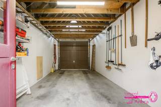 * Perfect onderhouden instapklare woning met 3 slaapkamers, tuin en garage<br />* Gelegen pal in het centrum van Meulebeke. Dichtbij supermarkten, bakker, scholen, bushalte, ...<br />* 140M² grondoppervlakte - 1997 bouwjaar<br />* Buiten : tuin met terras - aparte garage bereikbaar via de tuin<br />* Gelijkvloers : inkomhal - toilet - woonkamer - keuken - berging<br />* Verdieping 1 : nachthal - 2 slaapkamers - badkamer<br />* Verdieping 2 : zolder ingericht als grote derde slaapkamer<br />* Verwarming op warmtepomp Daikin (geplaatst september 2026)<br />* EPC 337 kWh/m²jaar - LABEL D - (UC3705371)<br />* 850€/maand<br />* Beschikbaar 1 oktober 2026