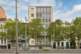 🎥 Videotour, grondplan, conforme elektriciteitskeuring, asbestattest & gunstig EPC alvast te bekijken via de Wellimmo-site (documenten) <br /><br />Op absolute toplocatie op 't Zuid, nabij de Lambermontplaats, het KMSKA en het Zuidpark, bevindt zich dit totaalgerenoveerde appartement van 215 m² + 10m² terras. Dankzij de centrale ligging geniet u van een vlotte bereikbaarheid, terwijl tal van restaurants, winkels, cultuur en groen zich letterlijk om de hoek bevinden.<br />Het appartement werd in 2017 volledig gerenoveerd onder begeleiding van interieurarchitect Wim De Vos, waarbij lichtinval, zichtassen en een harmonieuze materiaalkeuze centraal stonden. Het resultaat is een tijdloze en bijzonder aangename woonomgeving met een uitgesproken gevoel voor licht en ruimte.<br />Via de royale inkomhal met vestiaire en gastentoilet betreedt u de lichtrijke leefruimte over volledige gevelbreedte die de breedte van het appartement benadrukt.. Grote raampartijen zorgen voor een prachtige doorzonbeleving en bieden een aangenaam uitzicht op het omliggende groen. De aansluitende bureauruimte kan desgewenst eenvoudig ingericht worden als 4de slaapkamer.<br />De stijlvolle leefkeuken aan de achterzijde vormt het hart van het appartement en sluit aan op een praktische bijkeuken. Vanuit de keuken heeft u rechtstreeks toegang tot het terras aan de rustige achterzijde, waar u in alle privacy geniet van het uitzicht op de groene binnentuinen en eeuwenoude bomen.<br />Verder beschikt het appartement over drie volwaardige slaapkamers, een ruime dressing en een smaakvol afgewerkte badkamer. De doordachte indeling, kwalitatieve materialen en hoogwaardige afwerking zorgen voor een instapklaar geheel waar comfort en architectuur perfect samenkomen. Een ruime kelderberging en een handige fietsenberging zijn inbegrepen.<br /><br />Troeven:<br />Architecturale totaalrenovatie <br />Bewoonbare oppervlakte van ca. 215 m² + aangenaam terras met groen uitzicht<br />Mogelijkheid tot 4 slaapkamers<br />Energiezuinig (EPC B)<br />Conforme elektrische installatie<br />Lift en kelderberging aanwezig<br />Topligging op het Antwerpse Zuid<br />Mogelijkheid tot huren parking op wandelafstand<br />De maandelijkse lasten bedragen 280€/maand incl privatieve verwarming en waterverbruik + 67€ maand voor het reservefonds<br /><br />Voor meer info of een bezoek: 03/225.00.68 of info@wellimmo.net