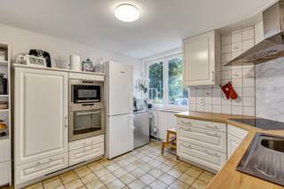 <p>Op zoek naar een ruim en lichtrijk appartement met een uitzonderlijke buitenruimte? Dit instapklare <strong>gelijkvloers appartement</strong> van <strong>128 m²</strong> in Dilbeek combineert comfort, ruimte en een uitstekende ligging nabij Brussel.</p><p></p><p>Gelegen in een <strong>kleinschalige residentie</strong> met slechts 6 appartementen geniet u hier van rust en privacy. De absolute troef is de ruime <strong>zuidgerichte tuin</strong> van ca. 200 m², exclusief voor dit appartement, ideaal voor gezinnen, tuinliefhebbers of wie graag buiten leeft.</p><p></p><p>Binnenin beschikt het appartement over een ruime leefruimte met veel lichtinval, een praktische keuken, <strong>drie slaapkamers</strong> (16m², 13m², 13m²) een badkamer en praktische bergruimtes.</p><p></p><p>Extra comfort wordt geboden door een <strong>privatieve garage</strong>, <strong>twee staanplaatsen</strong> buiten en een <strong>private kelderberging</strong>.</p><p>Technisch is het appartement goed uitgerust met dubbele beglazing en recente centrale verwarming op aardgas. Gunstig <strong>EPC-label C</strong> (232 kWh/m²/jaar)</p><p></p><p>De ligging is een absolute meerwaarde: in de onmiddellijke nabijheid van winkels, scholen, sportfaciliteiten en openbaar vervoer. Dankzij de vlotte verbindingen en de nabijheid van de Brusselse Ring bereikt u Brussel en omliggende gemeenten in geen tijd.</p><p></p><p>Een ideale opportuniteit voor wie ruim en comfortabel wil wonen op een strategische locatie.</p>