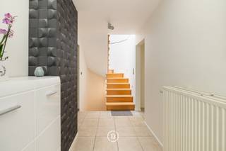Située dans le quartier calme de Bret-Gelieren, cette maison familiale individuelle est située sur un terrain de 915 m². La maison est prête à emménager, bien entretenue et dispose d'un agencement pratique avec une surface habitable de 181 m².<br /><br />Le salon bénéficie de beaucoup de lumière naturelle et est connecté à la cuisine entièrement équipée. De plus, la maison dispose de trois chambres à coucher complètes, d'une salle de bains rénovée et d'un espace de bureau ou de pratique séparé. Cet espace est également adapté pour un hobby ou une pièce supplémentaire.<br /><br />Un atout important est la cave spacieuse de 104 m², qui offre un espace de stockage supplémentaire et peut également servir de hobby, d'espace de travail ou de rangement pratique.<br /><br />Le jardin est aménagé avec soin et équipé d'un système d'arrosage automatique et d'un éclairage de jardin. À l'arrière se trouve une remise de jardin de 25 m², offrant un espace de stockage supplémentaire et une facilité d'utilisation.<br /><br />De plus, la maison dispose de 26 panneaux solaires, d'une borne de recharge et d'une installation d'alarme avec des caméras. La maison est livrée avec une inspection électrique conforme, un réservoir de mazout certifié, un label énergétique favorable avec un score de 216 kWh/m² par an et un certificat de sécurité amiantée.<br /><br />Grâce à son emplacement calme, à son bon état d'entretien et à la combinaison d'espace de vie, d'espace de pratique, de cave et de jardin, cette maison est intéressante pour les familles, les travailleurs indépendants ou les télétravailleurs.<br /><br />La première visite aura lieu le samedi 13 juin, sur rendez-vous.