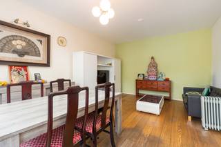 <p>Appartement op Linkeroever in Antwerpen, met vlotte verbinding naar de binnenstad.</p>
<p>Dit appartement in de Halewijnlaan combineert een residentiële ligging op Linkeroever met een goede bereikbaarheid van de Antwerpse binnenstad. Dankzij de praktische indeling en de aanwezige terrassen biedt deze eigendom een interessante basis voor wie graag renoveert naar eigen smaak. De woning beschikt over twee slaapkamers, een lichtrijke leefruimte en een functionele indeling met mogelijkheden om extra meerwaarde te creëren. Bovendien maakt de aantrekkelijke ligging dit appartement ook interessant als investering met verhuurmogelijkheden. Winkels, openbaar vervoer en groene zones bevinden zich in de nabije omgeving.</p>
<p> </p>
<p>Belangrijkste ruimtes:<br />• Woonkamer (22 m²) met aangename lichtinval<br />• Keuken (4,2 m²) uitgerust met gaskookplaat en dampkap<br />• Slaapkamer (13 m²)<br />• Slaapkamer (7 m²)<br />• Badkamer (3,5 m²) met ligbad en toilet<br />• Hal (5,7 m²)<br />• Twee terrassen</p>
<p>Troeven:<br />• Residentiële ligging op Linkeroever met vlotte verbinding naar Antwerpen<br />• Ideale renovatiekans om naar eigen smaak af te werken<br />• Interessant appartement met potentieel voor verhuur</p>
<p> </p>
<p>Neem vandaag nog contact op met je ERA-makelaar voor een bezoek.</p>
<p>JOUW DROOMAPPARTEMENT. ZO GEVONDEN!</p>