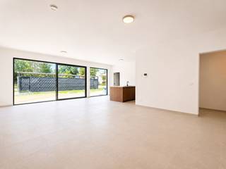 In deze stijlvolle residentie op het gelijkvloers bevindt zich dit prachtige appartement (113m²) met een privatieve tuin en een ruim terras van 25 m².<br /><br />De indeling bestaat uit een lichtrijke leefruimte met volledig uitgeruste keuken en aansluitende berging. Verder beschikt het appartement over een bureauruimte en 2 slaapkamers. Een volledig ingerichte badkamer met inloopdouche en een apart gastentoilet vervolledigen het geheel. Bovendien is het appartement rolstoeltoegankelijk, waardoor het geschikt is voor iedereen die comfortabel wil wonen.<br /><br />Het appartement beschikt over 2 autostaanplaatsen en een privatieve fietsenberging.<br /><br />Het nieuwbouwappartement is uitgerust met een warmtepomp en voldoet aan de strengste energienormen, wat bijdraagt tot een bijzonder laag verbruik.<br /><br />De muren worden voorzien van een primerlaag, en de deuren worden volledig afgewerkt voor de oplevering.<br /><br />De huurprijs bedraagt 1200€ + 150€ vaste kosten per maand (verwarming en warm water zijn inbegrepen in de vaste kosten)<br />Het appartement is onmiddellijk beschikbaar.<br /><br />Dankzij de centrale ligging zijn de Markt, winkels, openbaar vervoer, horeca en scholen vlot te voet bereikbaar.<br /><br />Neem vandaag nog contact op voor meer informatie of een bezoek ter plaatse!