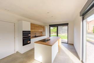 Deze <span><strong>moderne en volledig gerenoveerde woning uit 2024</strong></span> combineert<span><strong> hedendaags wooncomfort met een warme, huiselijke sfeer</strong></span>.<br />Dankzij de doordachte indeling, hoogwaardige afwerking en de gunstige ligging nabij het centrum van Deerlijk is dit een <span><strong>instapklare topper</strong></span>.<br /><strong><u><em>Indeling:</em></u></strong><br />✔ Gelijkvloers: <span><strong>inkomhal met ingemaakte vestiairekast</strong></span>, <span><strong>lichtrijke leefruimte met aparte eet- en zithoek</strong></span>, en een <span><strong>moderne open keuken met keukeneiland </strong></span>en kookplaat met geïntegreerde dampkap. Verder is er een <span><strong>apart toilet</strong></span> en een <span><strong>praktische berging die toegang geeft tot het gezellige terras en de tuin</strong></span>.<br />✔ Kelder: extra bergruimte.<br />✔ Eerste verdieping: <span><strong>2 ruime slaapkamers</strong></span>, badkamer met <span><strong>inloopdouche en lavabo</strong></span>, en een<span><strong> apart toilet op de nachthal</strong></span>.<br />✔ Tweede verdieping: prachtige <span><strong>masterbedroom onder de eiken balken</strong></span>, voorzien van een <span><strong>ensuite badkamer met inloopdouche, lavabo en toilet</strong></span>.<br /><u><em><strong>Comfort & techniek:</strong></em></u><br /><span><strong>Vloerverwarming op aardgas</strong></span> met hoogrendementsketel<br />Energiezuinige en kwalitatieve afwerking<br /><span><strong>Na een likje verf volledig instapklaar</strong></span><br /><u><em><strong>Troeven</strong></em></u>:<br />Moderne renovatie (2024)<br />Ruime indeling met 3 slaapkamers en 2 badkamers<br />Gezellige tuin met terras<br />Centrale ligging in Deerlijk<br />Kortom, een <span><strong>ideale woning voor wie houdt van moderne luxe en praktische leefruimtes, vlakbij het centrum.</strong></span><br /><span>EPB : A<br />Wenst u een bezoek aan deze woning ? Maak een afspraak met <u>Peter : 0479/748616</u></span>