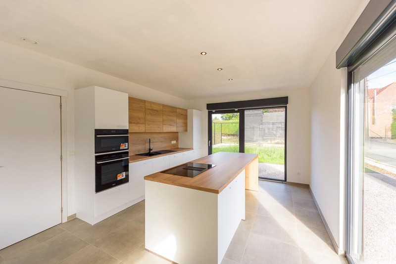 Stijlvol gerenoveerde woning nabij het centrum van Deerlijk - photo 3